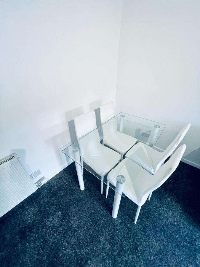 Modern 2 Bedroom Apartment With Free Parking 글라스고 외부 사진